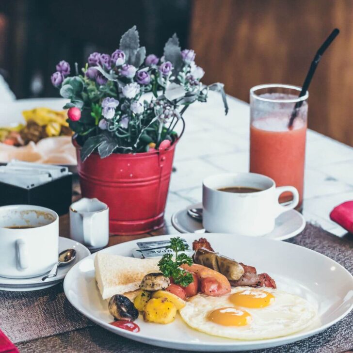 egge, sausage toast brunch