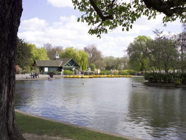 regents park lake in london